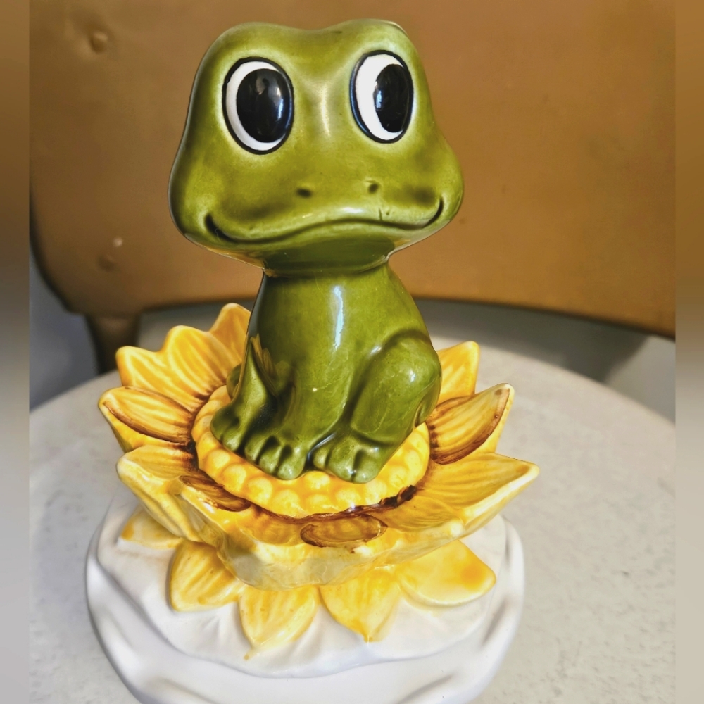 Vintage Neil the Frog Sunflower Lily Pad Salt and Pepper Shakers Sears Roebuck